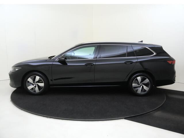 Volkswagen PASSAT Variant 1.5 eHybrid Business | Trekhaak | Achteruitrijcamera | Head-up display | 3-zone airco | Dodehoek detectie | Adaptieve cruise control | Stoel- en stuurwielverwarming |