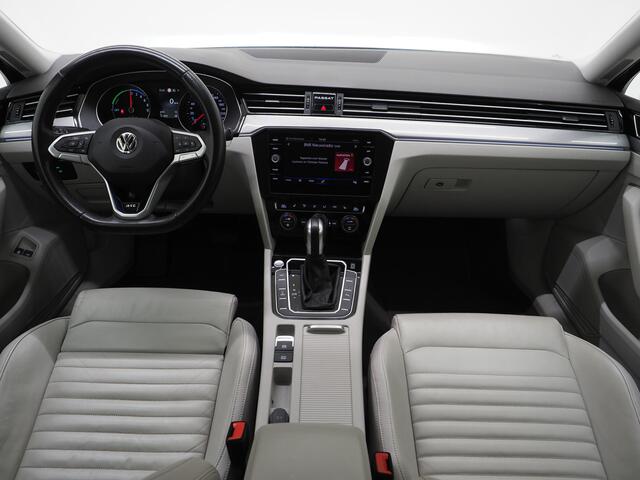 Volkswagen PASSAT Variant 1.4 TSI PHEV GTE | Leder | Trekhaak | Adaptive Cruise | Sfeerlicht | DAB | Climate | Matrix | Carplay