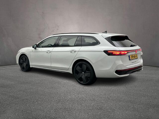 Volkswagen PASSAT Variant R-Line Edition 1.5 TSI eHybrid 272pk DSG Automaat Trekhaak, Harman Kardon audio, Panoramadak, Adaptive cruise control, Black style
