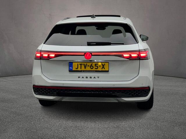Volkswagen PASSAT Variant R-Line Edition 1.5 TSI eHybrid 272pk DSG Automaat Trekhaak, Harman Kardon audio, Panoramadak, Adaptive cruise control, Black style
