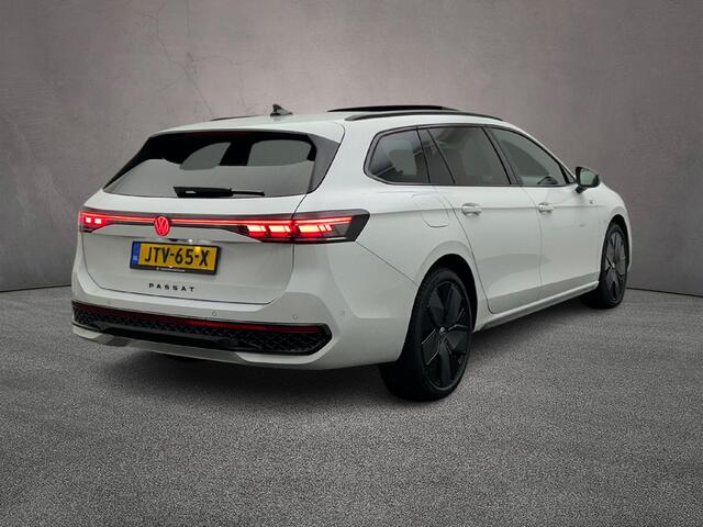 Volkswagen PASSAT Variant R-Line Edition 1.5 TSI eHybrid 272pk DSG Automaat Trekhaak, Harman Kardon audio, Panoramadak, Adaptive cruise control, Black style