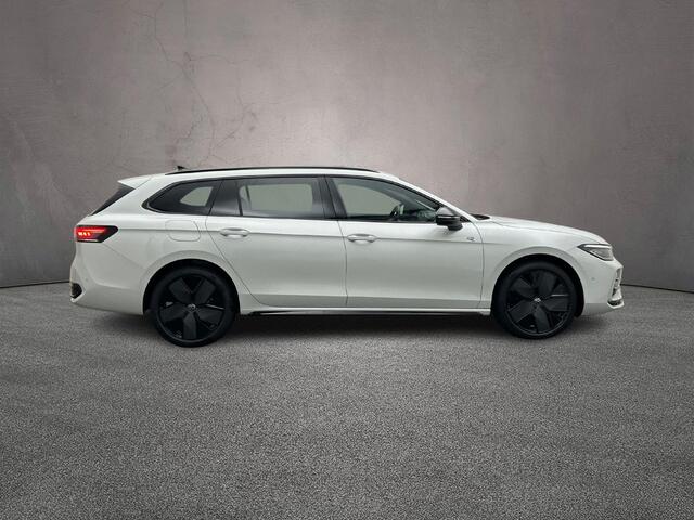 Volkswagen PASSAT Variant R-Line Edition 1.5 TSI eHybrid 272pk DSG Automaat Trekhaak, Harman Kardon audio, Panoramadak, Adaptive cruise control, Black style