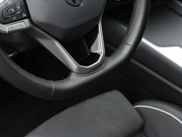 Volkswagen PASSAT Variant 1.5 eHybrid 204 pk Business | Trekhaak | Head-up display | Stuur-/stoelverwarming | Massage