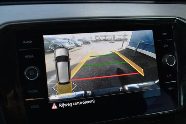 Volkswagen PASSAT Variant 1.5 TSI R-Line Business + Navigatie | Airco | Elek achterklep | LM Velgen | PDC V+A |