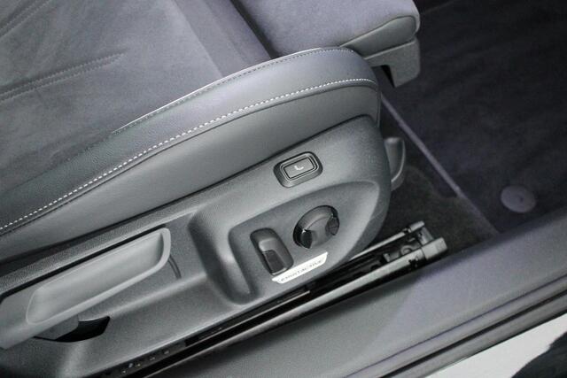 Volkswagen PASSAT Variant 1.5 204pk eHybrid Business Trekhaak Camera Head-Up Massage Virtual Cockpit Navigatie