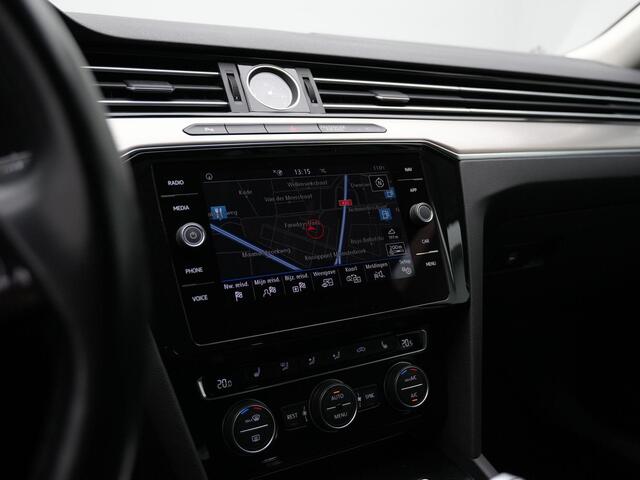 Volkswagen PASSAT Variant 1.5 TSI 150 pk DSG Highline Business | Achteruitrijcamera | Navigatie | Stoelverwarming | Leder/alcantara | Adaptive Cruise