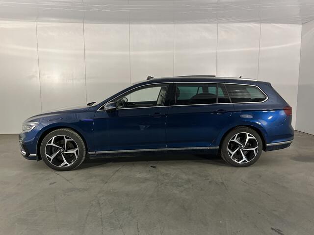 Volkswagen PASSAT Variant 1.4 TSI PHEV GTE / AUTOMAAT/ PANO/ TREKHAAK/ MEMORY SEAT/ ERGO COMFORT/ STUUR+STOELVERWARM./ PARK.SENSOR.V+A/ CAMERA/ ELEK.KLEP/ KEYLESS/ DODEHOEK/ HEAD-UP/ ACC/ APP-CONNECT/ DAB/ NAVI/ LED/ ISOFIX/ 18'' LMV