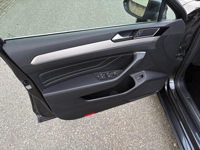 Volkswagen PASSAT Variant 2.0 TSI Elegance Business R / AUTOMAAT / NAVI / CRUISE / 143dkm!