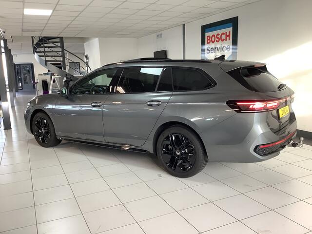 Volkswagen PASSAT Variant 1.5 eHybrid R-Line Edition 200 KW Panoramadak /trekhaak /IQ Light /220v aansluiting 2 elec stoelen met geheugen