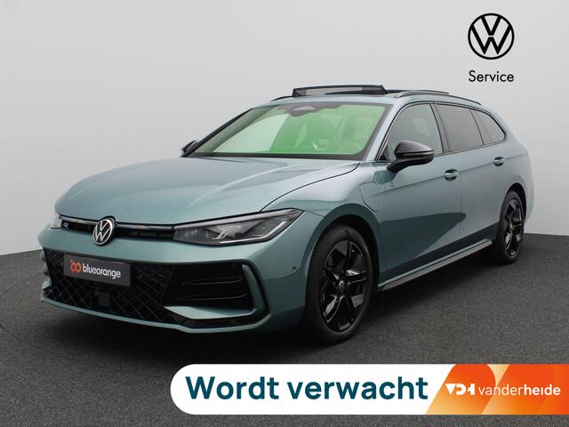 Volkswagen PASSAT Variant 1.5 eHybrid R-Line Edition 272PK DSG Leder, Black Style, Pano-Schuifdak, Trekhaak, Memorystoel, 360gr. Camera, Stoel-Stuurverwarming, 18" LM Velgen