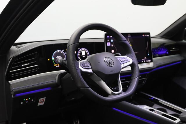 Volkswagen PASSAT Variant 1.5 eHybrid R-Line 272 PK PHEV, Panoramadak, Trekhaak, Black-Style, Head-Up, Massage