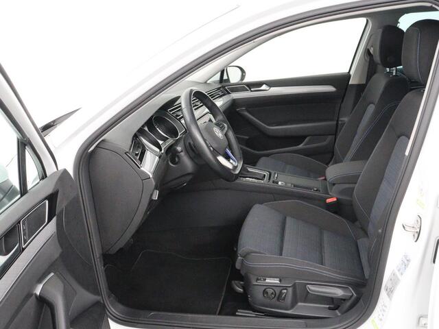 Volkswagen PASSAT 1.4 TSI PHEV GTE | Stoelverwarming | Trekhaak | Massage | 360 Camera | Stuurverwarming | Adaptive cruise | Matrix LED | Carplay | Navigatie | Parkeerhulp | Plug In