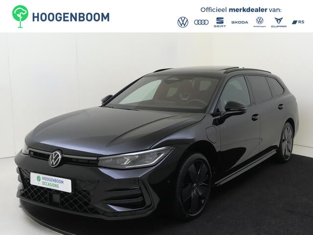 Volkswagen PASSAT Variant 1.5 eHybrid R-Line Edition | SoH 100% | Panoramadak | Trekhaak | Black style | Head-up display | 360 camera | Stoelverwarming voor en achter | Parkeerassistent |