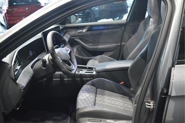 Volkswagen PASSAT Variant 2.0 TDI 3X R-LINE head up pano trekhaak 18 inch 150 pk !!