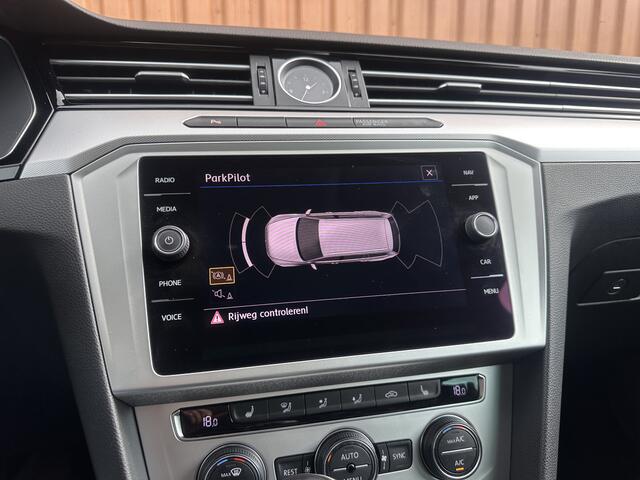 Volkswagen PASSAT Variant 1.4 TSI ACT Highline | Adaptieve Cruise Control | Parkeersensoren | Stoelverwarming | Verwarmbare Spiegels | Bluetooth | Front Assist |