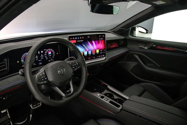 Volkswagen PASSAT Variant R-Line Edition 1.5 TSI eHybrid 272pk DSG Automaat Trekhaak, Panoramadak, Harman Kardon audio, Black style, Adaptive crusie control, Elektrische achterklep