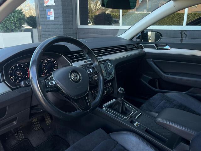 Volkswagen PASSAT Variant 1.4 TSI ACT Highline Business R, Bluetooth, Cruise, Navi, Trekhaak, Pano, PDC