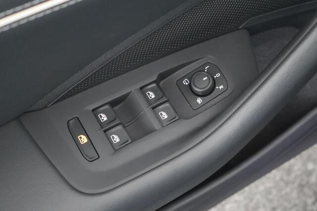 Volkswagen PASSAT Variant 1.5 eHybrid 204pk Business Trekhaak Camera Leder/Alcantara Stoel+ Stuurverwarming Massage Led Navigatie