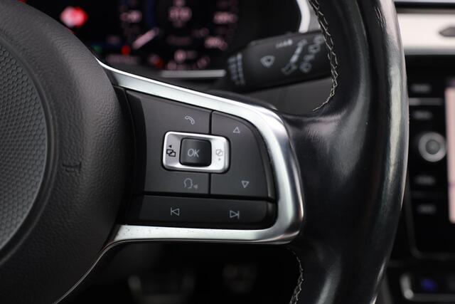 Volkswagen PASSAT Variant 1.4 TSI Highline Business R leder, R Line, panoramadak, trekhaak, dealeronderhouden ,LED plus, LMV, R line 4 seizoenenbanden, digital cockpit pro, elektrische achterklep, side assist, stoelverwarming, zwarte dakhemel, privacy glas, etc.
