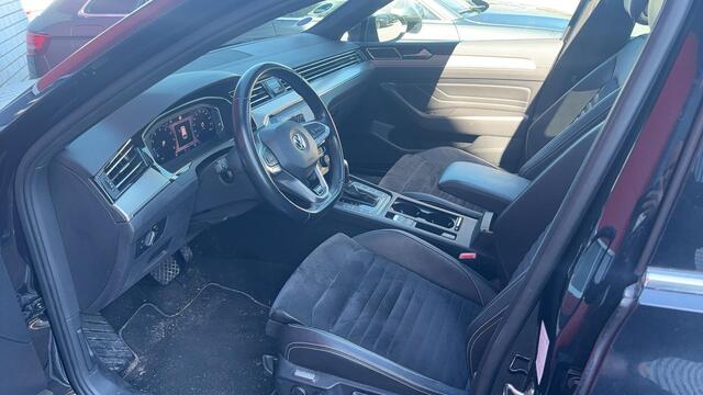 Volkswagen PASSAT Variant 1.5 TSI Elegance Business R R-LINE / FACELIFT / PANORAMADAK / FULL LED / TREKHAAK / CAMERA / CARPLAY / DAB+ / STOELVERW / NL-AUTO