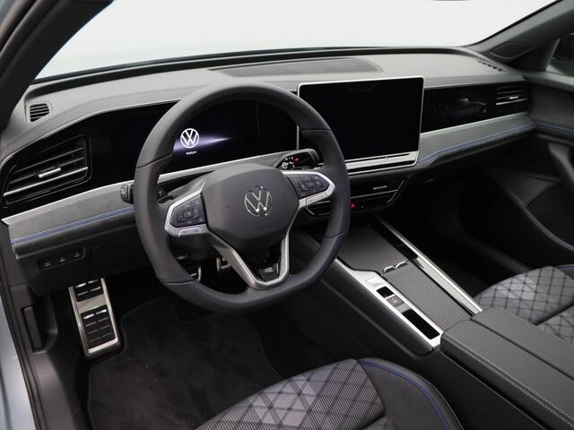 Volkswagen PASSAT R-Line Edition 1.5 eHybrid 204 PK | Trekhaak | Panoramadak | Black Style | Elektrisch verstelbare stoelen |