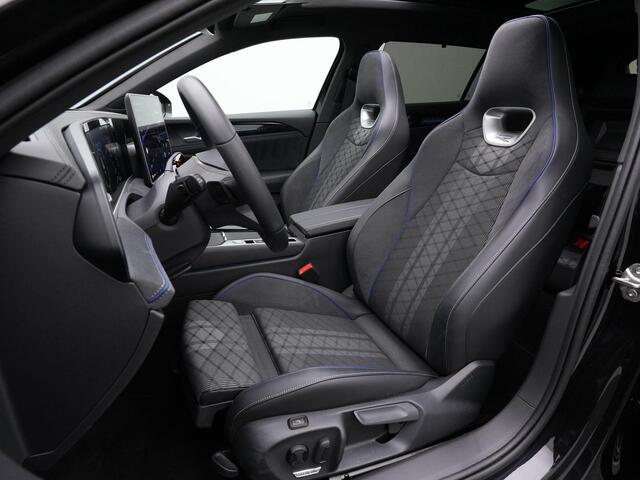 Volkswagen PASSAT Variant 1.5 eHybrid 272 pk R-Line | Panoramadak | Trekhaak | Head-up display | IQ Light | Adaptief onderstel | Stuur-/achterbankverwarming | Achteruitrijcamera