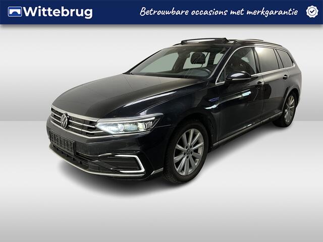 Volkswagen PASSAT Variant 1.4 TSI PHEV GTE / AUTOMAAT/ PANO/ TREKHAAK/ ACC/ STUUR+STOELVERWARM./ MEMORY SEAT/ MASSAGE/ DODEHOEK/ ELEK.ACHTERKLEP/ PARK.SENSOR.V+A/ CAMERA/ KEYLESS/ APP-CONNECT/ NAVI/ DAB/ CLIMA/ LED/ 18'' LMV