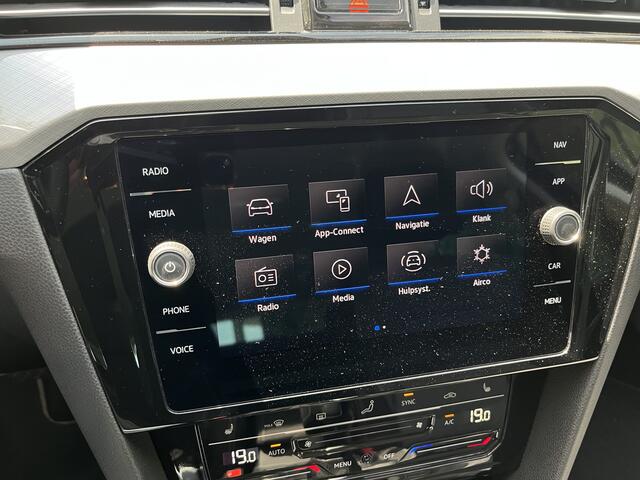 Volkswagen PASSAT Variant 1.5 TSI R-Line Business | AUTOMAAT | ACC | CAM | CARPLAY | CLIMA | LKA | NAVI | PDC V&A | STUUR/STOELVERW. | TREKHAAK | VIRTUAL COCKPIT