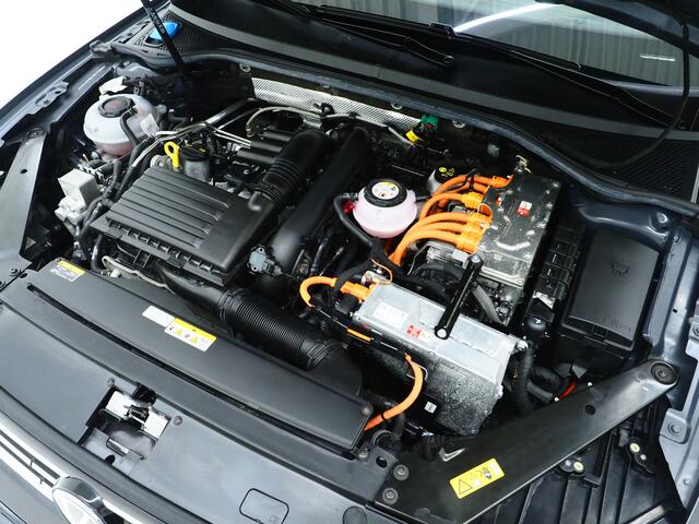 Volkswagen PASSAT Variant 1.4 TSI PHEV GTE | Panoramadak | Leder | Trekhaak | Massage | HUD | Keyless | Adaptive Cruise