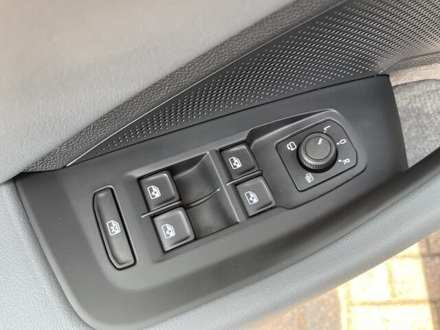 Volkswagen PASSAT Variant 1.5 eTSI Elegance Business / AUTOMAAT/ ACC/ DODEHOEK/ PARK.SENSOREN V+A/ CAMERA/ STUUR+STOELVERWARM./ MASSAGE/ APP-CONNECT/ ELEK.ACHTERKLEP/ KEYLESS/ DIGITAL DASH/ NAVI/ DAB/ CLIMA/ LED/ 17'' LMV