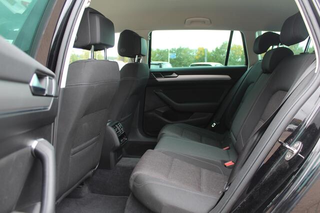 Volkswagen PASSAT Variant 1.4 TSI ACT Comfortline / Trekhaak / Navigatie / Parkeerhulp V+A / 17'' / Stoelverwarming / DAB / ACC