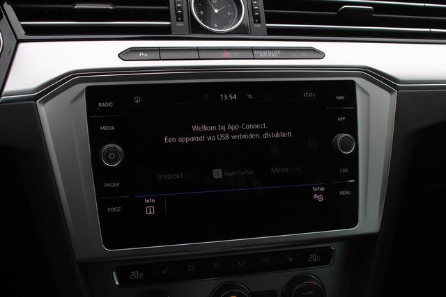 Volkswagen PASSAT Variant 1.4 TSI ACT Comfortline / Trekhaak / Navigatie / Parkeerhulp V+A / 17'' / Stoelverwarming / DAB / ACC