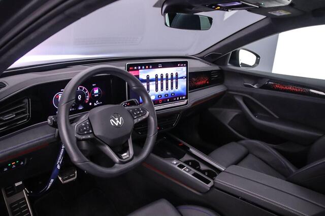 Volkswagen PASSAT Variant R-Line Edition 1.5 TSI eHybrid 272pk DSG Automaat Trekhaak, Panoramadak, Lederen bekleding, Adaptive cruise control, 360 camera, Achteruitrijcamera