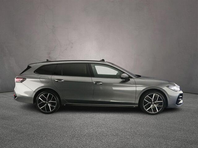 Volkswagen PASSAT Variant R-Line Edition 1.5 TSI eHybrid 272pk DSG Automaat Trekhaak, Panoramadak, Lederen bekleding, Adaptive cruise control, 360 camera, Achteruitrijcamera