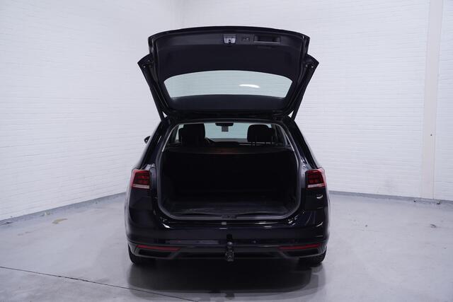 Volkswagen PASSAT Variant 1.5 TSI Business Virtual-cockpit Trekhaak wegklapbaar led-verlichting Navi Clima Apple Carplay Camera ACC NAP PDC v+a IQ-drive lendesteun bestuurdersstoel DAB-ontvangst achterklep electrisch bedienbaar