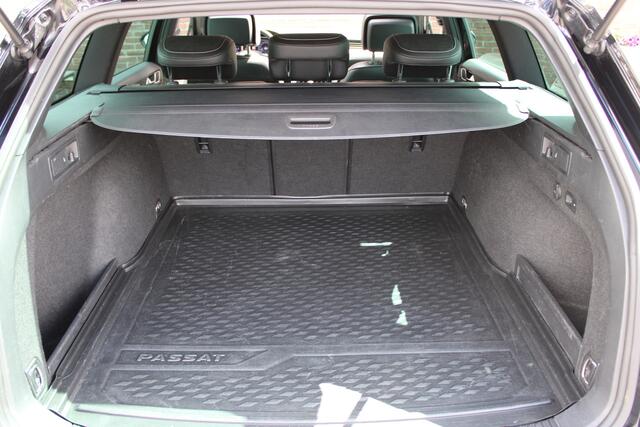 Volkswagen PASSAT Variant 1.5 TSI 150PK R-Line Business |PANO-DAK|TREKHAAK|LEER|19-INCH|