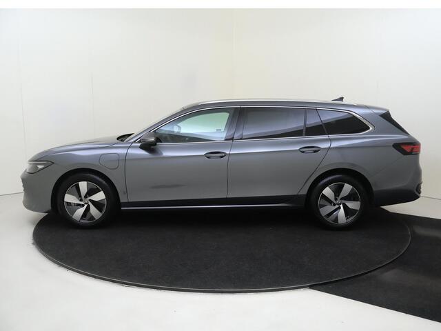 Volkswagen PASSAT Variant 1.5 eHybrid Business | SoH 100% | Trekhaak | Parkeerassistent | Head-up display | Dodehoek detectie | Massagefunctie voorstoelen | Navigatie | Leder/alcantara bekleding |