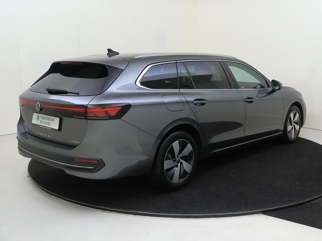 Volkswagen PASSAT Variant 1.5 eHybrid Business | SoH 100% | Trekhaak | Parkeerassistent | Head-up display | Dodehoek detectie | Massagefunctie voorstoelen | Navigatie | Leder/alcantara bekleding |