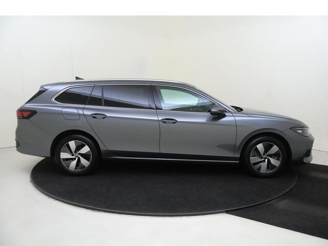 Volkswagen PASSAT Variant 1.5 eHybrid Business | SoH 100% | Trekhaak | Parkeerassistent | Head-up display | Dodehoek detectie | Massagefunctie voorstoelen | Navigatie | Leder/alcantara bekleding |