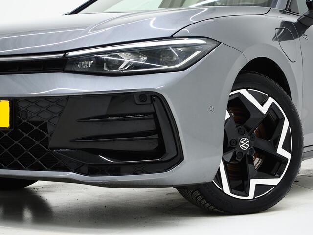 Volkswagen PASSAT Variant 1.5 eHybrid R-Line | Vol Leder | Panoramadak | Stoelventilatie | Harman/Kardon | HUD | Massage | Trekhaak