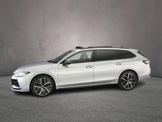 Volkswagen PASSAT Variant R-Line Edition 1.5 TSI eHybrid 272pk DSG Automaat Trekhaak, Lederen bekleding, Black Style, Adaptive cruise control, Harman Kardon audio