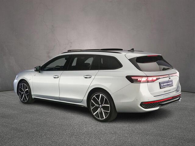 Volkswagen PASSAT Variant R-Line Edition 1.5 TSI eHybrid 272pk DSG Automaat Trekhaak, Lederen bekleding, Black Style, Adaptive cruise control, Harman Kardon audio