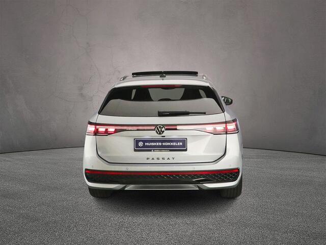 Volkswagen PASSAT Variant R-Line Edition 1.5 TSI eHybrid 272pk DSG Automaat Trekhaak, Lederen bekleding, Black Style, Adaptive cruise control, Harman Kardon audio