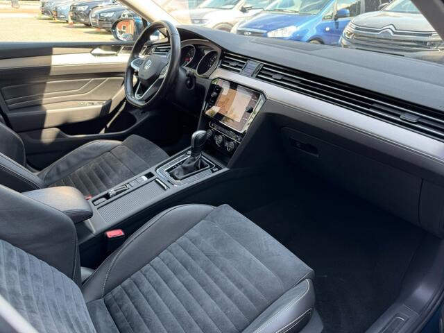 Volkswagen PASSAT Variant 1.5TSI 150PK Elegance Business R Pano Camera ACC Led Trekhaak