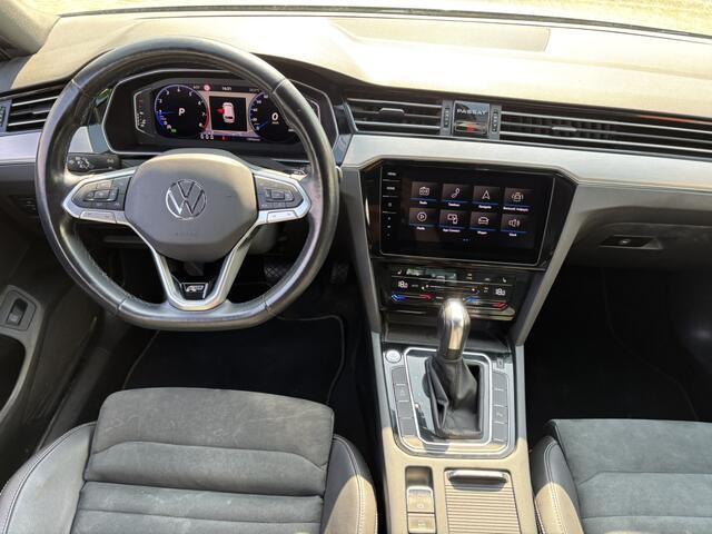 Volkswagen PASSAT Variant 1.5 TSI R-Line Business + / Trekhaak / Applecarplay / Android Auto / Navi / Ergostoelen / digital Cockpit /