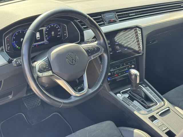 Volkswagen PASSAT Variant 1.5 TSI R-Line Business + / Trekhaak / Applecarplay / Android Auto / Navi / Ergostoelen / digital Cockpit /
