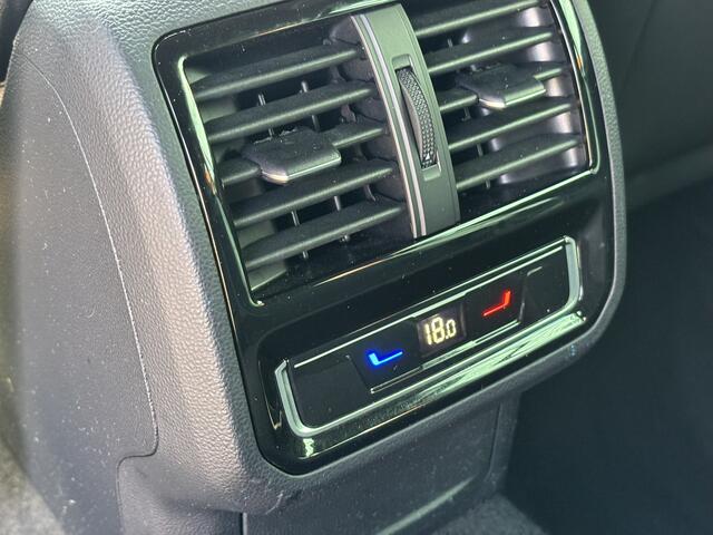 Volkswagen PASSAT Variant 1.5 TSI R-Line Business + / Trekhaak / Applecarplay / Android Auto / Navi / Ergostoelen / digital Cockpit /