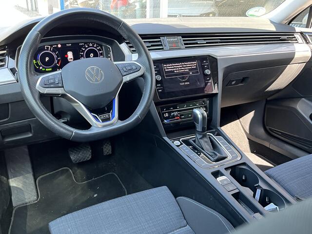 Volkswagen PASSAT Variant 1.4 TSI PHEV GTE / AUTOMAAT/ ADAPTIVE CRUISE/ PARK.SENSOREN V+A/ APP-CONNECT/ STOELVERWARMING/ ERGO COMFORT/ DIGITAL DASH/ KEYLESS/ NAVI/ DAB/ CLIMA/ 18'' LMV
