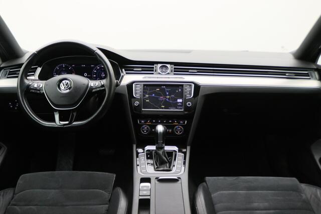 Volkswagen PASSAT Variant 1.6 TDI DSG Highline Business R-Line Panoramadak, Virtual Cockpit, Trekhaak, Camera, Apple Carplay, PDC, 17''