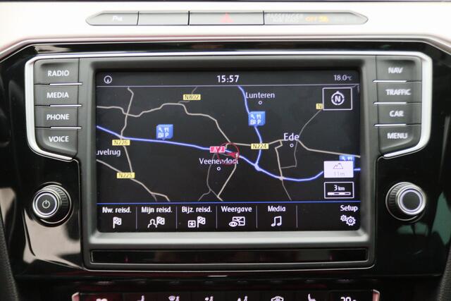 Volkswagen PASSAT Variant 1.6 TDI DSG Highline Business R-Line Panoramadak, Virtual Cockpit, Trekhaak, Camera, Apple Carplay, PDC, 17''
